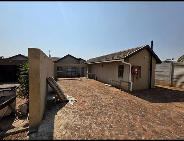 5 BEDROOM HOUSE FOR SALE IN SINOVILLE